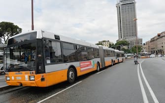 Mezzi pubblici regolari a Genova, dove lo sciopero nazionale del trasporto pubblico indetto dal sindacato Fast Confsal non ha avuto effetti sulla circolazione dei mezzi, 03 giugno 2013 a Genova.
ANSA/LUCA ZENNARO 