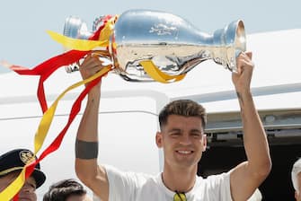 epa11479915 Spain's captain Alvaro Morata holds up the trophy upon their arrival at Adolfo Suarez Madrid-Barajas airport, in Madrid, Spain, 15 July 2024. Spain defeated England by 2-1 in the final of the UEFA EURO 2024 in Germany on 14 July 2024.  EPA/CHEMA MOYA