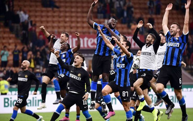 L'Inter festeggia la vittoria del derby d'andata