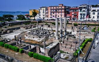 Il tempio di Serapide a Pozzuoli in alcuni anni , a causa del bradisismo, sceso sotto il livello del mare e ora completamente riemerso,  27 settembre 2023. /// The temple of Serapis in Pozzuoli in some years, due to bradyseism, fell below sea level and has now completely resurfaced, 27 September 2023. A 4.2-magnitude earthquake hit the Campi Flegrei (Phlegraean Fields) area near to Naples at 3:35 on Wednesday. Mauro Antonio Di Vito, the director of the Vesuvius Observatory of the National Institute of Geophysics and Volcanology (INGV), told ANSA that it was the biggest quake to hit the area in 40 years. ANSA/CIRO FUSCO