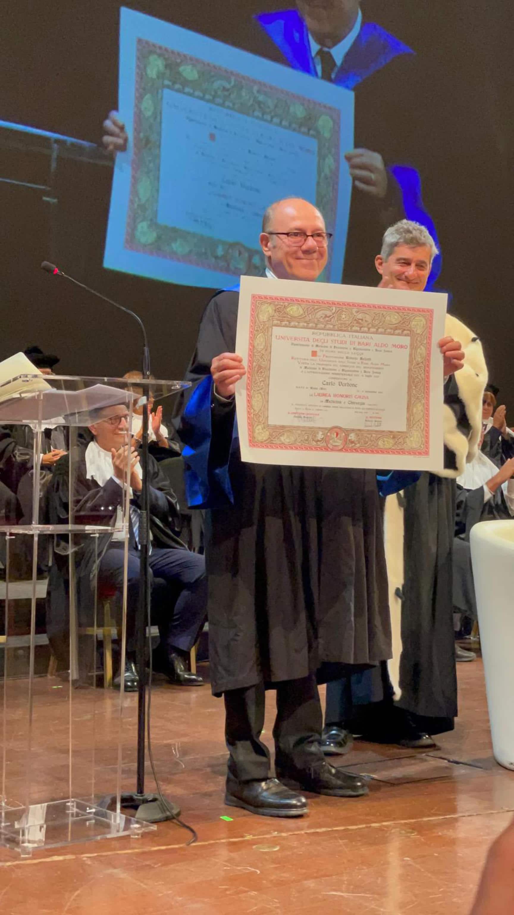 Per un "approccio compassionevole e clinico alla medicina" che assieme alla "sua celebrità e alle sue capacità comunicative" lo hanno reso un "testimonial competente e unico nella promozione della prevenzione", il rettore Roberto Bellotti ha conferito all'attore e regista romano Carlo Verdone, la laurea honoris causa in Medicina e Chirurgia dell'Università degli studi di Bari. Nel corso della cerimonia, che si è svolta oggi pomeriggio nel teatro Petruzzelli di Bari, è stato spiegato che Verdone "è probabilmente il maggior cultore pubblico e divulgatore delle abilità mediche "non tecniche connesse alla pratica professionale". L'attore, noto anche per la sua 'ipocondria' su cui ironizza spesso, ha infatti acquisito conoscenze mediche e farmacologiche avanzate tanto che nell'agosto di sei anni fa ha ricevuto anche l'iscrizione onoraria all'albo professionale dei farmacisti di Roma. Nelle motivazioni, l'ateneo spiega che l'attore rappresenta "un modello di Medicina clinica, ispirato ai suoi grandi maestri degli anni Cinquanta e Sessanta" e fatta di ascolto e osservazione che oggi contrastano con il fai da te tecnologico. Verdone inoltre, visita regolarmente i pazienti di ogni età ricoverati nei reparti ospedalieri a più alta intensità assistenziale portando loro "quell'umano conforto e quella vicinanza che sono parte integrante e dovere vincolante dell'agire medico" e lo fa lontano dai riflettori ma per "sentimento personale della compassione per la sofferenza", conclude l'università di Bari. ANSA/UFFICIO STAMPA UNIBA +++ FOTO DIFFUSA DALL'UFFICIO STAMPA - USARE SOLO PER ILLUSTRARE OGGI LA NOTIZIA INDICATA NEL TITOLO - NON ARCHIVIARE - NON VENDERE - NON USARE PER FINI NON GIORNALISTICI   NPK +++