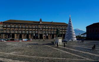 Giornata di sole in una piazza del Plebiscito addobbata per Natale, Napoli, 30 novembre 2021. La temperatura, però, si è abbassata.  ANSA/ CIRO FUSCO