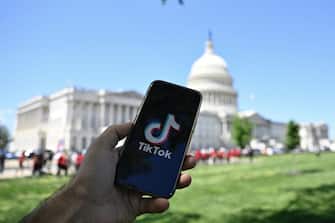 WASHINGTON DC, UNITED STATES - APRIL 20: In this photo illustration logo of TikTok is displayed on a mobile phone screen in front of The White House in Washington DC, United States on April 20, 2024. The U.S. House voted in favor of bill to effectively ban TikTok in the US - if it not bought by a US company - with a vote of 360-58. (Photo by Celal Gunes/Anadolu via Getty Images)