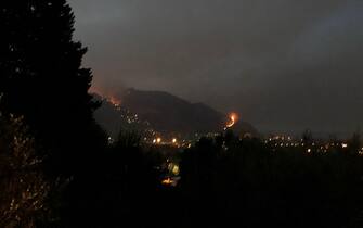 Il vasto incendio che si è sviluppato sulle montagne attorno all'aeroporto Falcone - Borsellino di Palermo è arrivato a lambire la zona perimetrale dello scalo che è stato chiuso al traffico. Palermo 25 luglio 2023 ANSA/STRINGER NPK