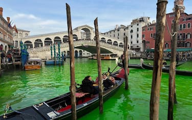 Un nuovo blitz è stato compiuto a
Venezia dagli attivisti del clima, questa volta da parte del
gruppo 'Extinction Rebellinon', che hanno fatto finire in Canal
Grande della fluoresceina - una sostanza innocua - colorando le
acque di verde, 9 Dicembre 2023. ANSA/EDOARDO FIORETTO