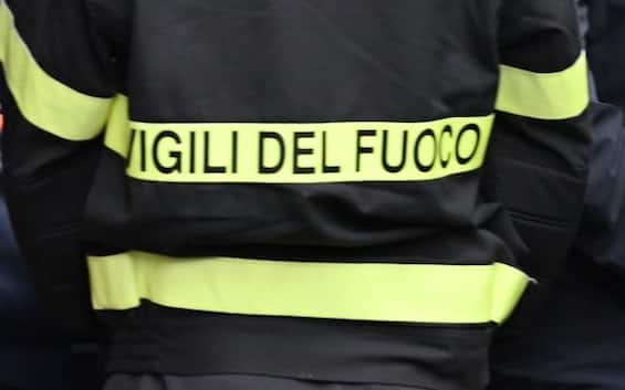 incendio tra pompei e scafati a fuoco un capannone colonna di fumo visibile da napoli