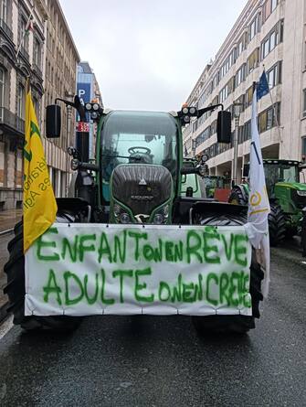 Gli idranti della polizia sono entrati in azione per spegnere i roghi accesi con dei copertoni dagli agricoltori che protestano a Bruxelles contro la politica agricola Ue, 26 febbraio 2024. I mezzi della polizia sono entrati in azione a poche decine di metri dalle sedi della Commissione europea e del Consiglio.
ANSA/ ALESSANDRA BRIGANTI