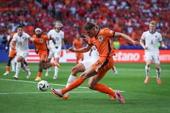 (240626) -- BERLIN, June 26, 2024 (Xinhua) -- Micky van de Ven (front) of the Netherlands shoots during the UEFA Euro 2024 Group D match between the Netherlands and Austria in Berlin, Germany, June 25, 2024. (Xinhua/Pan Yulong) - Pan Yulong -//CHINENOUVELLE_XxjpbeE007071_20240626_PEPFN0A001/Credit:CHINE NOUVELLE/SIPA/2406260857