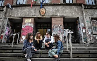 Studenti davanti al Liceo Virgilio in occasione del primo giorno di esami di maturità con le normative anticontagio per coronavirus Covid-19, Milano, 17 giugno 2020.
ANSA/ MATTEO CORNER