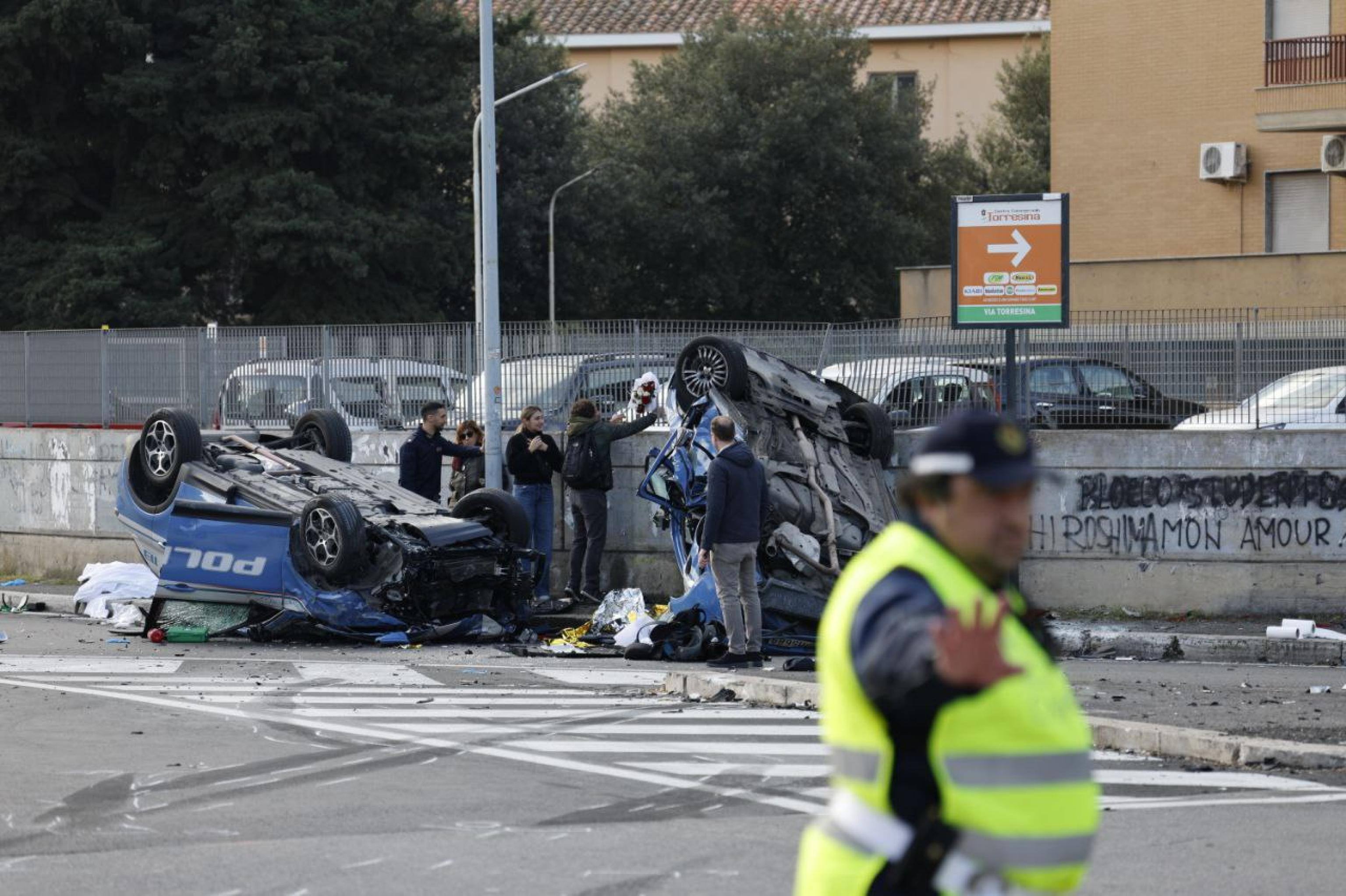 Incidente tra due volanti della polizia nel quartiere Monte MariO,  in via dei Monfortani, Roma, 18 novembre 2024. Un poliziotto di 32 anni è morto e altri due colleghi sono rimasti feriti. Dalle prime informazioni sembra si tratti dei due conducenti delle volanti: una donna trasportata al San Camillo e un uomo all'ospedale Santo Spirito. 
ANSA/ FABIO FRUSTACI
