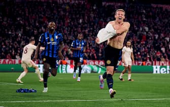 MUNICH, GERMANY - APRIL 08: Davide Frattesi of FC Internazionale celebrates with teammates after scoring his team's second goal during the UEFA Champions League 2024/25 Quarter Final First Leg match between FC Bayern München and FC Internazionale Milano at Fussball Arena Muenchen on April 08, 2025 in Munich, Germany. (Photo by Mattia Ozbot - Inter/Inter via Getty Images)