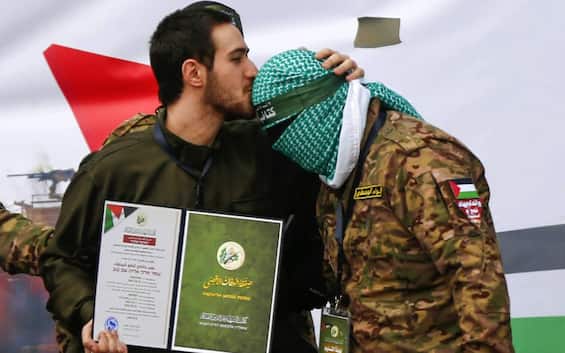 Medio Oriente, Hamas libera 6 ostaggi. Israele ritarda rilascio dei detenuti palestinesi