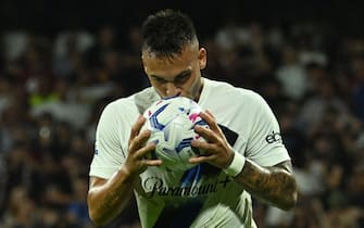 Inter's Lautaro Martinez celebrates the victory kissing the ball at the end of the Italian Serie A soccer match US Salernitana vs FC Inter at the Arechi stadium in Salerno, Italy, 30 September 2023.
ANSA/MASSIMO PICA