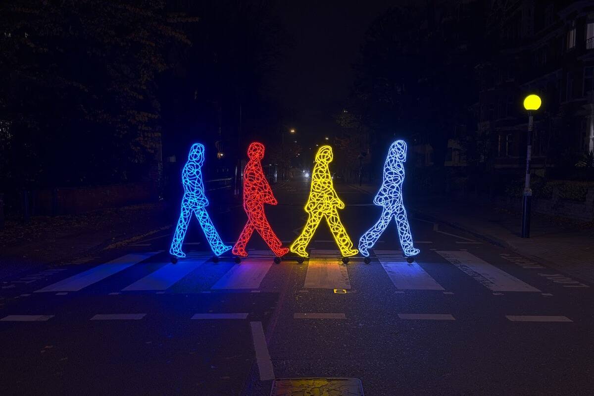 2021.11.15_Marco_Lodola_Abbey_Road_Art_Performance_1.jpg
