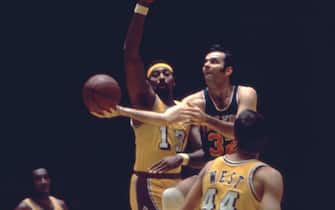 INGLEWOOD, CA - 1972:  Jerry Lucas #32 of the New York Knicks goes for a lay-up as Wilt Chamberlain #13 of the Los Angeles Lakers goes for the block as Jerry West #44 looks on during an NBA game circa 1972 at The Forum in Inglewood, California.  (Photo by Martin Mills/Getty Images)
