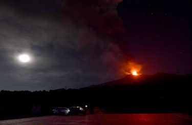 L'attività del cratere Voragine dell'Etna, ripresa nella tarda serata di ieri e durata tutta la notte scorsa, con  una colonna eruttiva alta circa 6000 m s.l.m. e abbondante ricaduta di cenere vulcanica.  
ANSA/ORIETTA SCARDINO//
A view of the Etna volcano during the activity of the Voragine crater, taken late yesterday evening and lasting all last night, with an eruptive column approximately 6000 m high above sea level.
ANSA/ ORIETTA SCARDINO