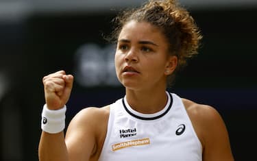 epa11472394 Jasmine Paolini of Italy gestures during her Women's Singles semi-finals match against Donna Vekic of Croatia at the Wimbledon Championships, in Wimbledon, London, Britain, 11 July 2024.  EPA/TOLGA AKMEN  EDITORIAL USE ONLY