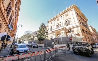 Chiusa al traffico automobilistico il tratto di via Goito dove si trova la sede dell Ambasciata Russa in Italia, Roma 9 marzo 2022.
ANSA/FABIO FRUSTACI