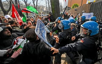Un momento degli scontri tra manifestanti contro il genocidio in corso a Gaza e le forze dell'ordine all'esterno degli studi Rai di Napoli, 13 Febbraio 2024. ANSA/CIRO FUSCO