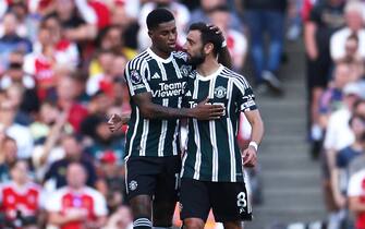 epa10838197 Manchester United's Marcus Rashford (L) celebrates scoring his teams first goal with team mate Bruno Fernandes (R) during the English Premier League soccer match between Arsenal FC and Manchester United, in London, Britain, 03 September 2023.  EPA/NEIL HALL   EDITORIAL USE ONLY. No use with unauthorized audio, video, data, fixture lists, club/league logos or 'live' services. Online in-match use limited to 120 images, no video emulation. No use in betting, games or single club/league/player publications.