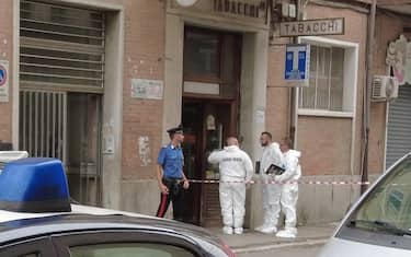 Carabinieri all'esterno della tabaccheria dove una donna di circa 70 anni è stata uccisa in via Marchese De Rosa, Foggia, 28 agosto 2023. 
ANSA/ FRANCO CAUTILLO
