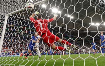 epa11448231 Harry Kane (C back) of England scores his team's second goal against goalkeeper Martin Dubravka of Slovakia during the UEFA EURO 2024 Round of 16 soccer match between England and Slovakia, in Gelsenkirchen, Germany, 30 June 2024.  EPA/FRIEDEMANN VOGEL