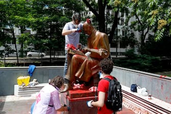 Statua Montanelli imbrattata volontari Retake la ripuliscono