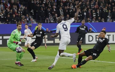 epa10482487 Napoli's Victor Osimhen (C) scores the 1-0 lead during the UEFA Champions League, Round of 16, 1st leg between Eintracht Frankfurt and SSC Napoli in Frankfurt, Germany, 21 February 2023.  EPA/Ronald Wittek