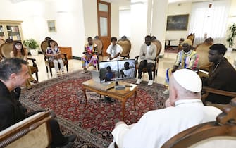 Papa Francesco riceve il regista Matteo Garrone e gli attori del film "Io Capitano", Città del Vaticano, 14 Settembre 2023. ANSA/US VATICAN MEDIA