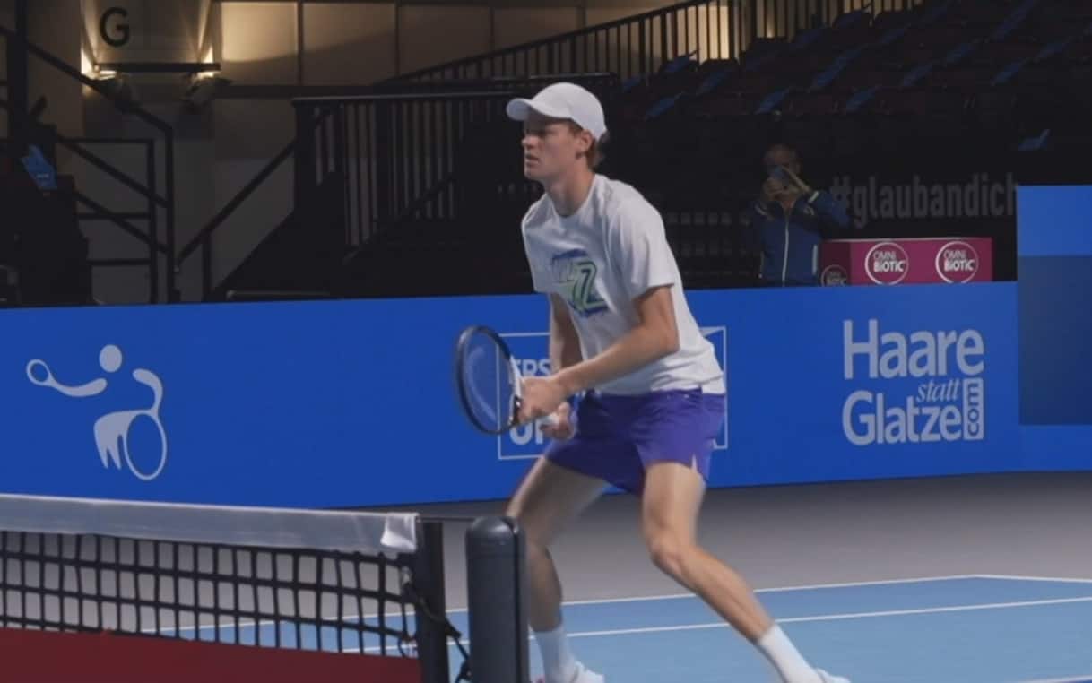 https://static.sky.it/editorialimages/7c116efcf4815e472342f936a1d49978f38b5d44/skysport/it/tennis/video/2025/10/25/sinner-riscaldamento-atp-vienna-de-minaur-1046164/sky_sport_sinner_riscaldamento.jpg?im=Resize,width=1218