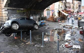 maltempo oggi Sono bastati pochi minuti di pioggia torrenziale su Catania e provincia a provocare allagamenti e danni. Il fiume di acqua che scende dai paesi etnei si riversa sulla centralissima Via Etnea trasformandola in un fiume in piena per poi defluire verso il mare trascinando tutto ciò che trova sul suo percorso. ANSA/Orietta Scardino