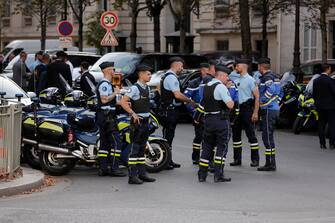 francia epa11569355 French policemen block a street leading to the Paralympic Opening Ceremony, next to the Elysee Palace in Paris Palace in Paris, France, 28 August 2024. The Paralympic Games of Paris 2024 will be held from August 28 to September 08, 2024. EPA/ANDRE PAIN