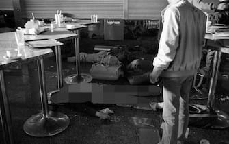 Vittime dell'attentato condotto da un gruppo palestinese all'aeroporto di Fiumicino, il 27 dicembre 1985. Quattro uomini armati lanciarono bombe a mano ed aprirono il fuoco con raffiche di mitra sui passeggeri che si trovavano ai banchi della El Al e della TWA, uccidendo 13 persone. Tre terroristi furono abbattuti dalle guardie della sicurezza aeroportuale nel corso dell'azione e uno, il capo del commando Mohammed Sharam, fu catturato vivo. Un giudice federale americano, John Facciola, ha condannato la Siria a pagare, come risarcimento danni, un miliardo di dollari ai parenti delle 25 vittime degli attentati terroristici del 1985 negli aeroporti di Roma e Vienna. Secondo il magistrato, l'autore di quelle stragi, cioé l'organizzazione di Abu Nidal, non avrebbe potuto fare quello che ha fatto "senza l?appoggio diretto della Siria".   ANSA / ELIO VERGATI
