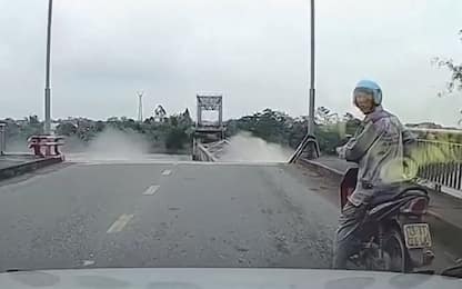 Tifone Yagi in Vietnam, ponte crolla davanti a un motociclista. VIDEO