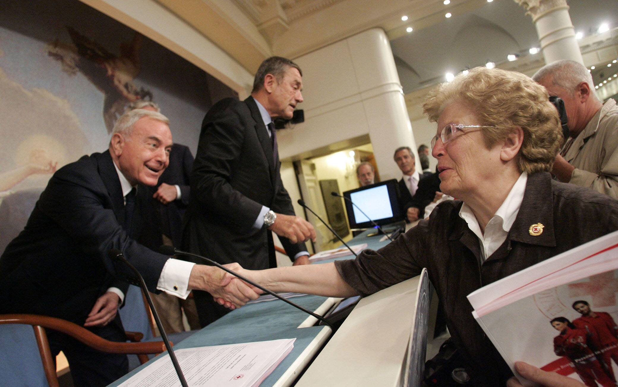 Maria Teresa Letta e il fratello Gianni Letta Il sottosegretario alla presidenza del Consiglio, Gianni Letta, stringe la mano alla sorella Maria Teresa Letta durante la conferenza stampa per presentare l'Annual Report della Croce Rossa Italiana relativo al 2010 a Palazzo Chigi, Roma, 15 giugno 2011. ANSA/SAMANTHA ZUCCHI