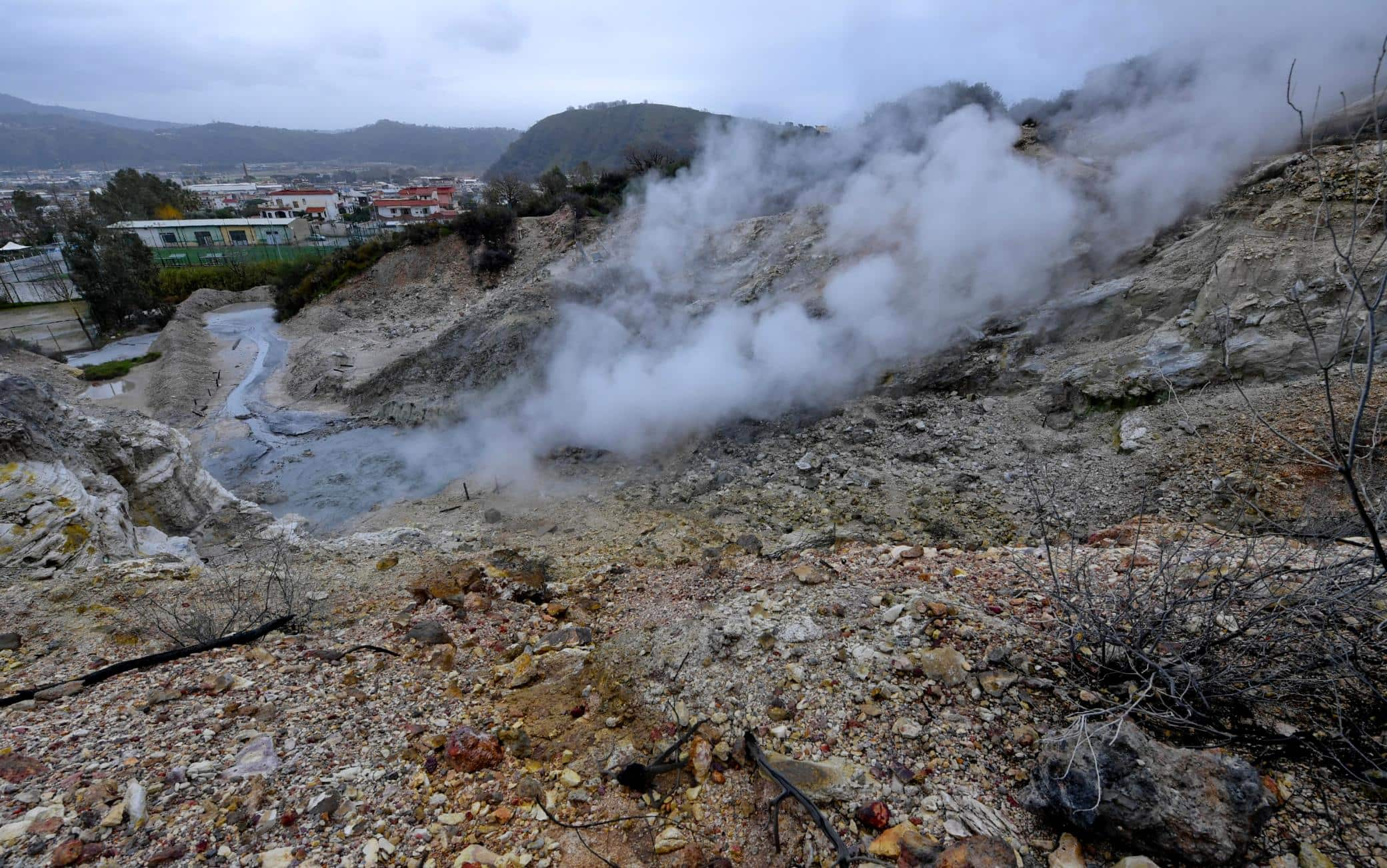 Campi Flegrei, Nuova Forte Scossa Di Terremoto Di Magnitudo 4.0 | Sky TG24