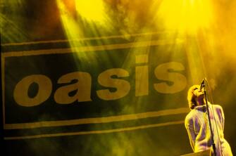 86098230 UNITED KINGDOM - AUGUST 01: KNEBWORTH Photo of Liam GALLAGHER and OASIS, Liam Gallagher performing live onstage, with Oasis logo behind (Photo by Roberta Parkin./Redferns)