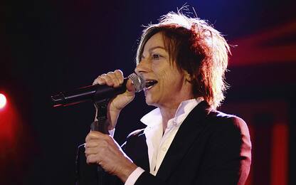 Gianna Nannini scivola e cade sul palco: concerto interrotto a Genova