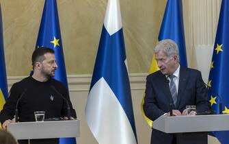 epa10606008 Ukraine President Volodymyr Zelensky (L) and his Finnish counterpart Sauli Niinisto (R) give a press conference following their meeting in Helsinki, Finland, 03 May 2023. Zelenskiy arrived in Finland on Wednesday for meetings with Nordic leaders to discuss the war with Russia and European relations.  EPA/MAURI RATILAINEN