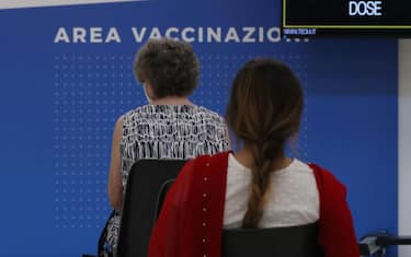 Somministrazione della quarta dose di vaccino anti-Covid all'hub vaccinale di Poncarale a Brescia, 14 luglio 2022. 
ANSA/ FILIPPO VENEZIA