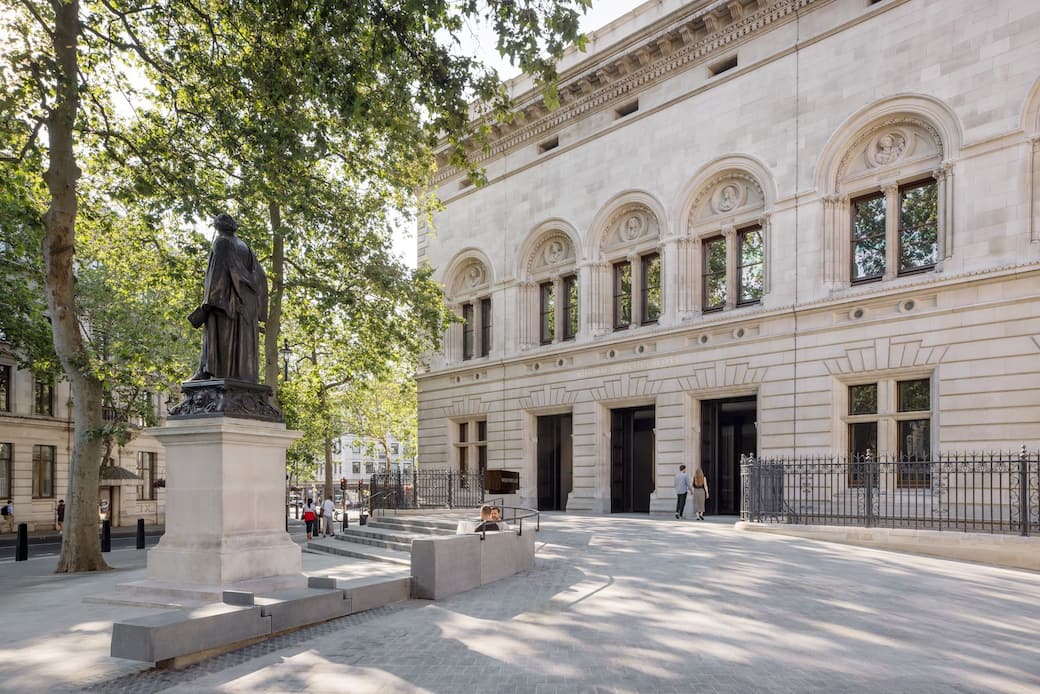 2._The_new_entrance_and_forecourt_at_the_National_Portrait_Gallery_London._Photograph_©_Olivier_Hess.jpg