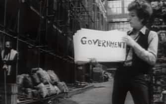 Bob Dylan con un cartello in mano 