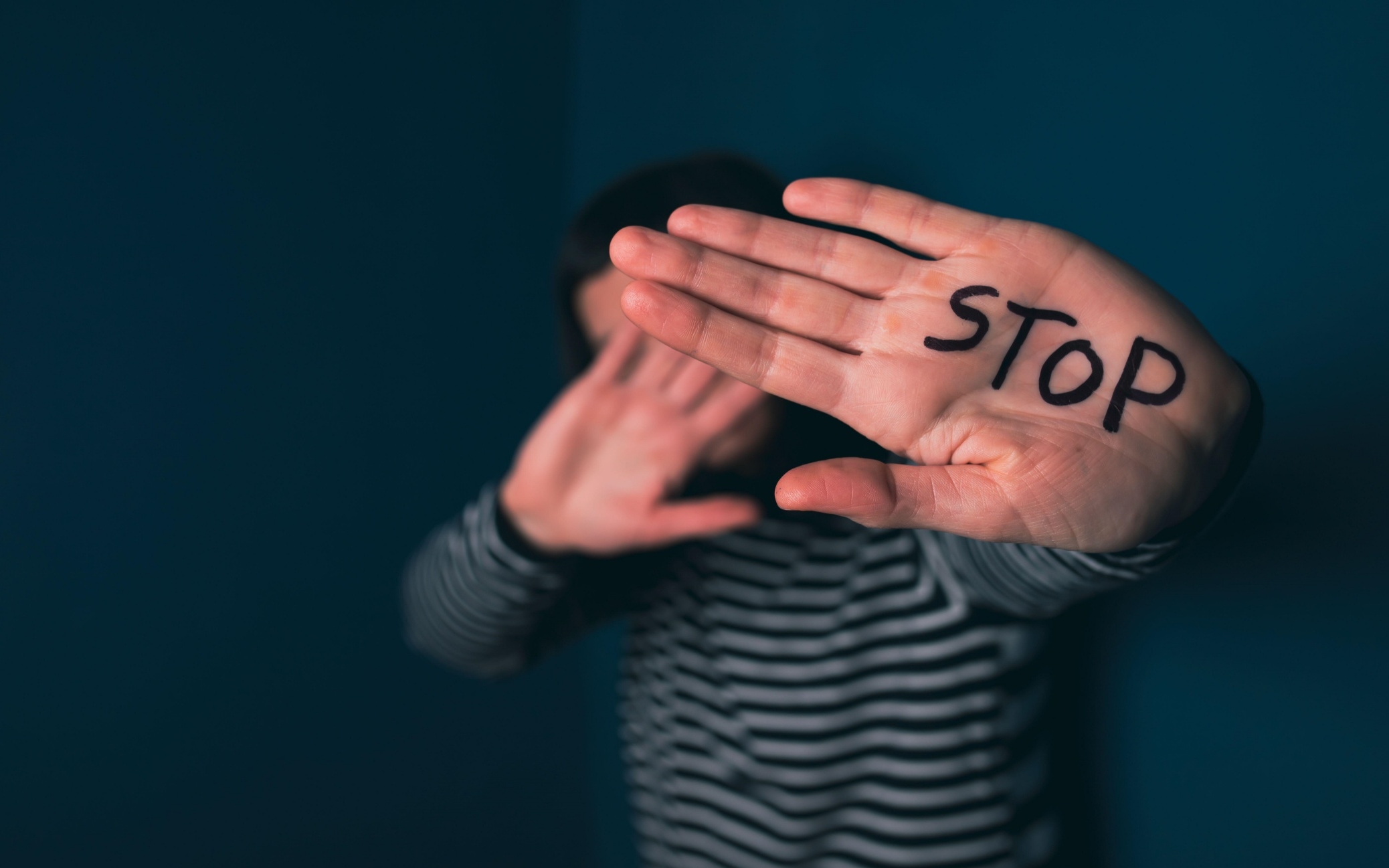 La violenza maschile uccide le cellule del cervello femminile: lo