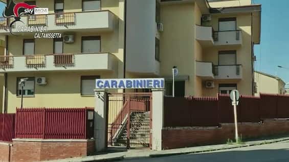 caltanissetta arrestati operatori centro assistenza anziani