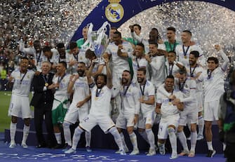 epa09983667 Players of Real celebrate after winning the UEFA Champions League final between Liverpool FC and Real Madrid at Stade de France in Saint-Denis, near Paris, France, 28 May 2022.  EPA/RONALD WITTEK