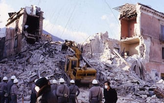 TERREMOTO DELL IRPINIA DEL 23 NOVEMBRE 1980 ( - 2009-04-07, Napoli / IPA) p.s. la foto e' utilizzabile nel rispetto del contesto in cui e' stata scattata, e senza intento diffamatorio del decoro delle persone rappresentate