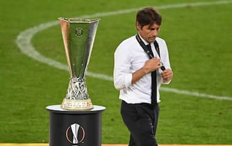 epa08617445 Inter coach Antonio Conte walks past the trophy after picking up his runner-up medal after the UEFA Europa League final match between Sevilla FC and Inter Milan in Cologne, Germany 21 August 2020. Sevilla won 3-2.  EPA/Ina Fassbender / POOL