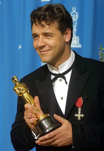LOS ANGELES, UNITED STATES:  New-Zealand born Australian actor Russell Crowe holds his Oscar for Best Actor for his role in "Gladiator" at the 73rd Annual Academy Awards at the Shrine Auditorium in Los Angeles 25 March, 2001.   AFP PHOTO   Lee Celano/mn (Photo credit should read LEE CELANO/AFP via Getty Images)