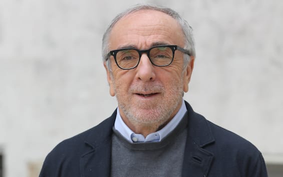 Silvio Orlando contro i telefonini interrompe lo spettacolo a teatro a Bologna