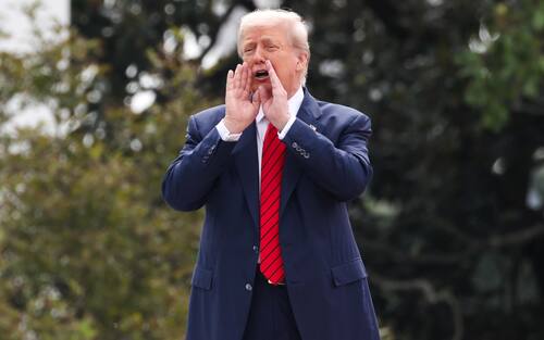 epa12284428 US President Donald Trump gestures to the media from the roof of the West Wing at the White House in Washington, D.C., USA, 05 August 2025.  EPA/SAMUEL CORUM / POOL